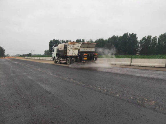 祝賀我司平頂山外環(huán)項目透層、稀漿封層試驗段完成